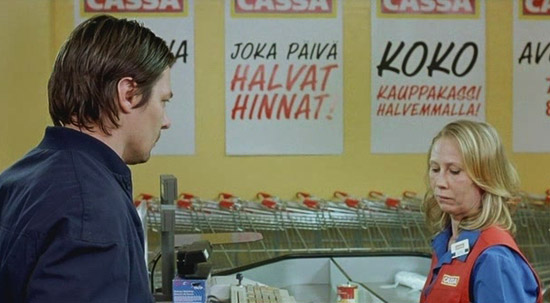 Янне Хюютияйнен и Кати Оутинен. Кадр из фильма «Огни городской окраины»